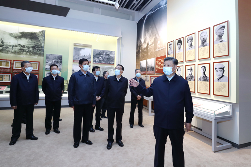 10月19日,黨和國家領導人習近平、李克強、栗戰書、汪洋、王滬寧、趙樂際、韓正、王岐山等在中國人民革命軍事博物館參觀“銘記偉大勝利 捍衛和平正義——紀念中國人民志愿軍抗美援朝出國作戰70周年主題展覽”。 新華社記者 鞠鵬 攝