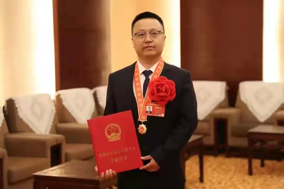 宋劉斌  全國脫貧攻堅先進個人  98級化學教育  學校原扶貧隊隊長.jpg
