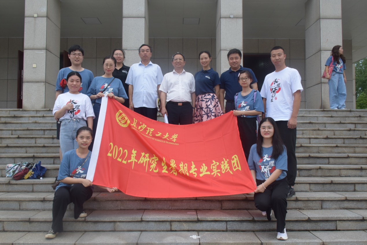 說明: C:\Users\Administrator\Desktop\暑期社會實踐申請2022.5\暑期實踐照片\與老師合照.jpg