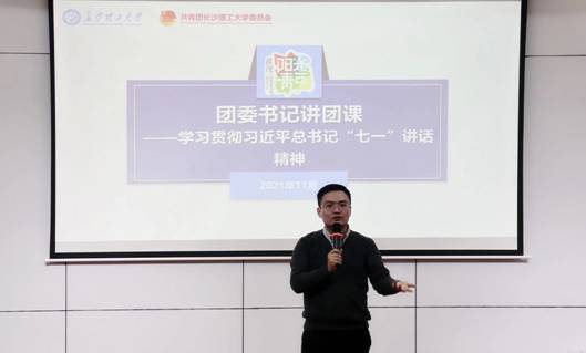 男人的照片上寫著字描述已自動生成