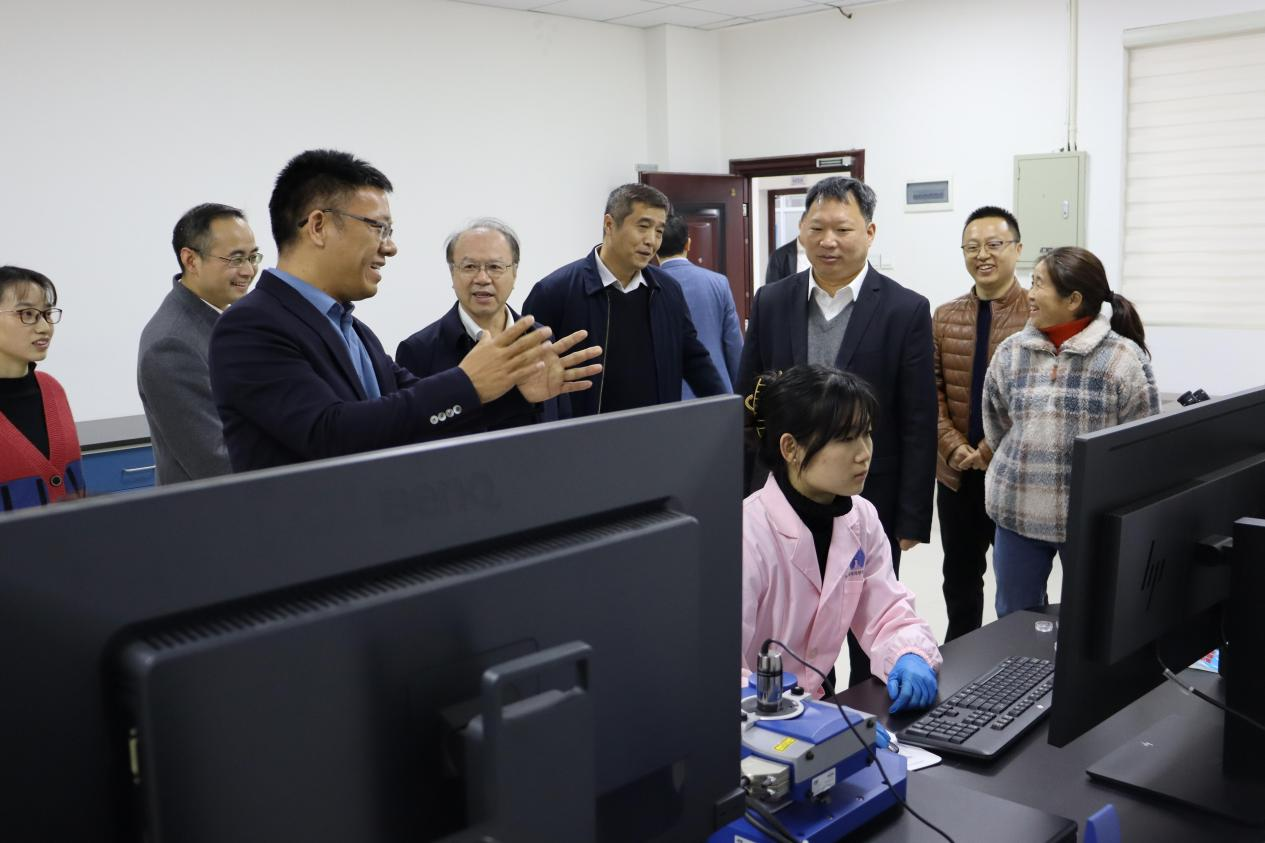 中國工程院院士、杰出校友王雙飛教授考察我校分析測試中心
